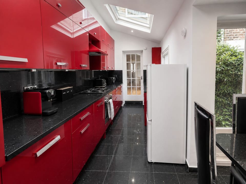 Fully equipped kitchen - Highgate flat near Hampstead Heath & Alexandra Palace