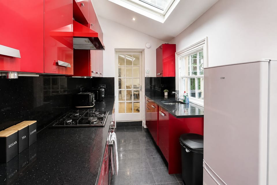 Fully equipped kitchen - Highgate flat near Hampstead Heath & Alexandra Palace