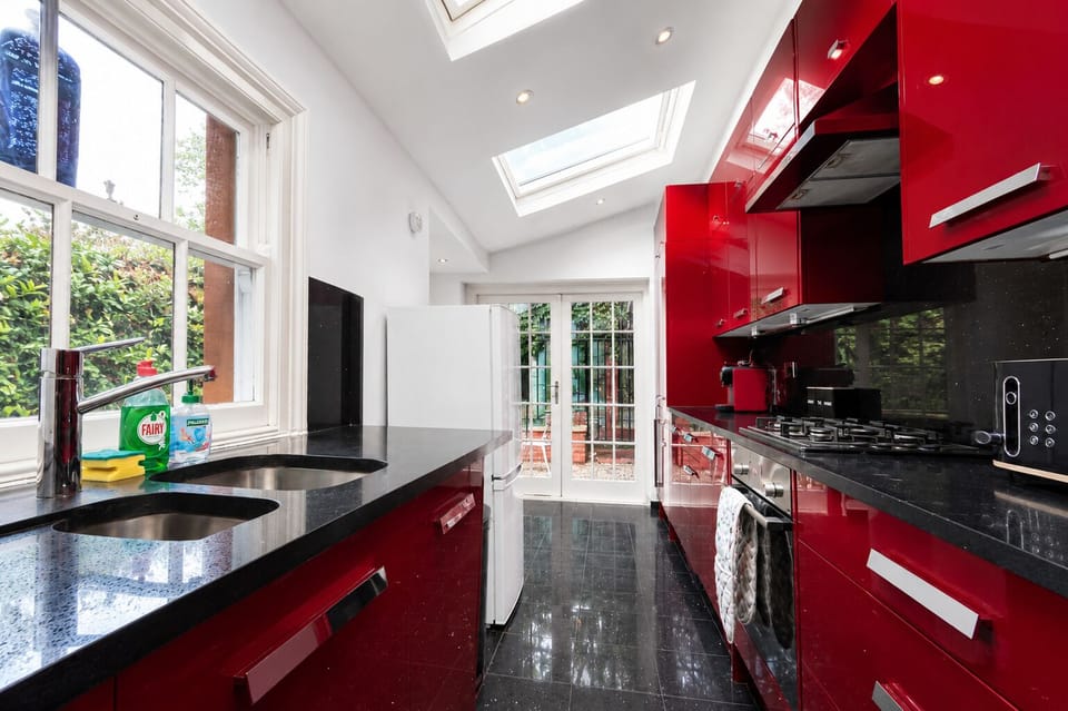 Fully equipped kitchen - Highgate flat near Hampstead Heath & Alexandra Palace