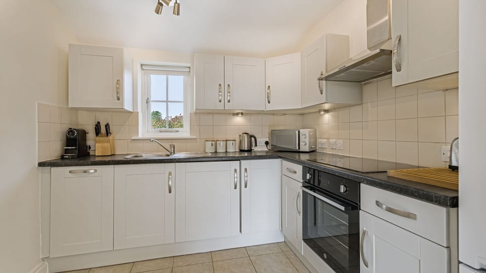 The well-equipped kitchen has all you need for a memorable stay.