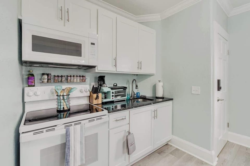This compact yet fully equipped kitchen is designed to meet all your culinary needs. Despite its size, it boasts a full-sized stove, microwave, toaster, coffee maker, and refrigerator. With a variety of cookware and an assortment of spices.