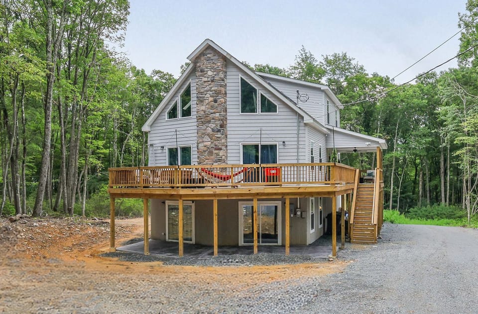 Private 3-story cabin with wraparound deck, hammock & stone fireplace.