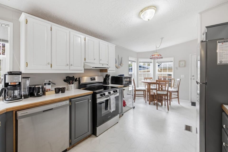 Kitchen and breakfast nook