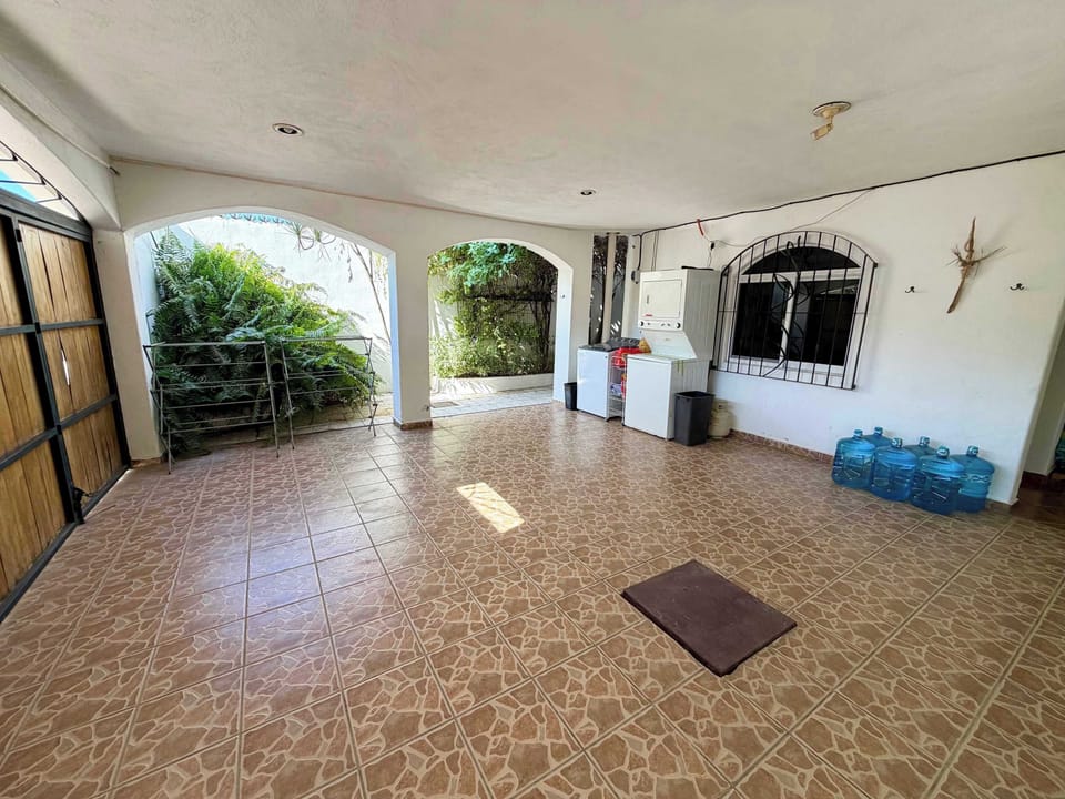 Spacious garage (shared w/ house above) with washer/dryer and clothing dryer racks. The garage measures 200 cm (2 meters) in total height. You can also safely park anywhere on the street, as long as you aren’t blocking driveway of another house.