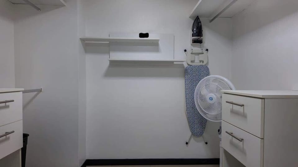 Amplio Walk in closet. 