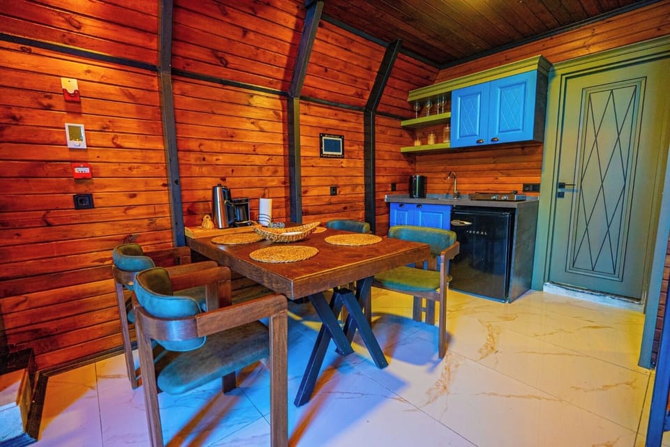 Deluxe Bungalow, Garden View | Dining