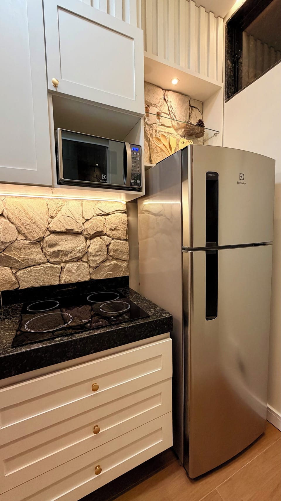 Deluxe Chalet, Garden View | Private kitchen | Fridge, microwave, stovetop, cookware/dishes/utensils