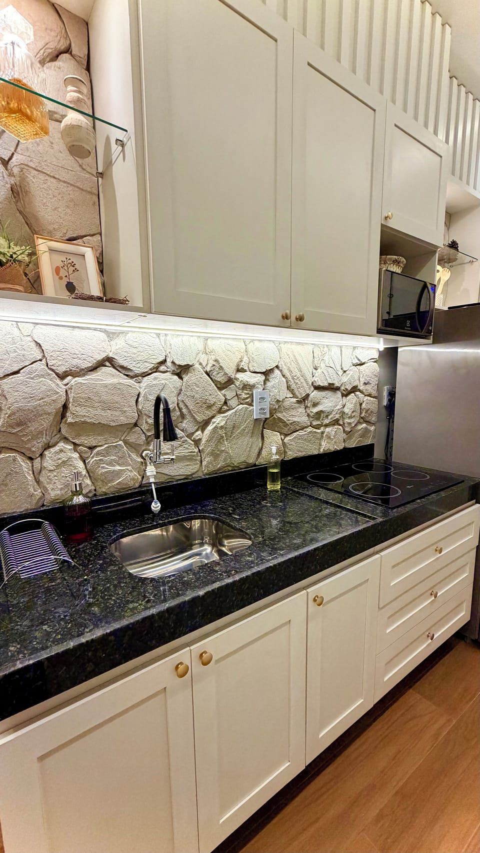 Deluxe Chalet, Garden View | Private kitchen | Fridge, microwave, stovetop, cookware/dishes/utensils
