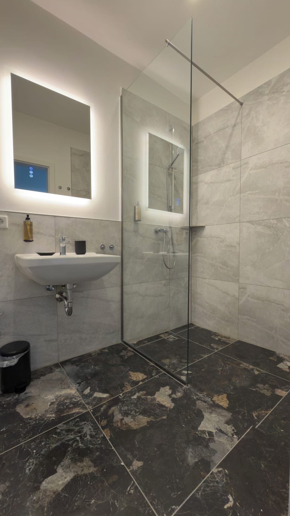 Apartment | Bathroom | Shower, towels, soap, shampoo