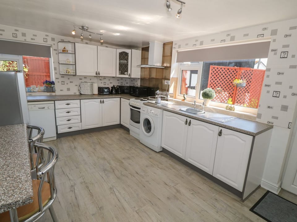 Dishwasher, cookware/dishes/utensils
