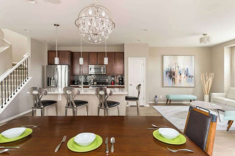 BEAUTIFUL DINING AREA SITS 7