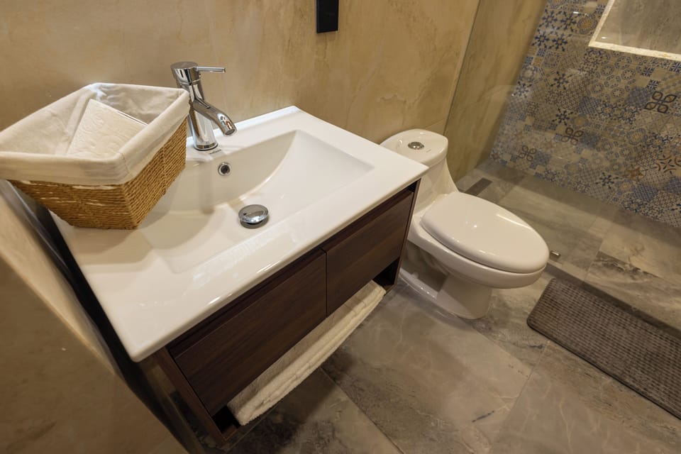 Standard Double Room | Bathroom | Towels, soap, shampoo, toilet paper