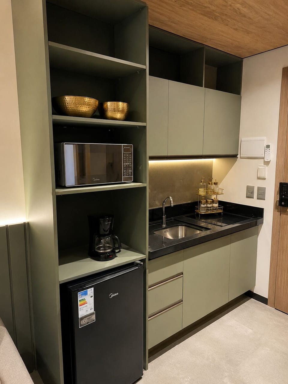 Deluxe Studio, Lanai, Beach View | Private kitchen