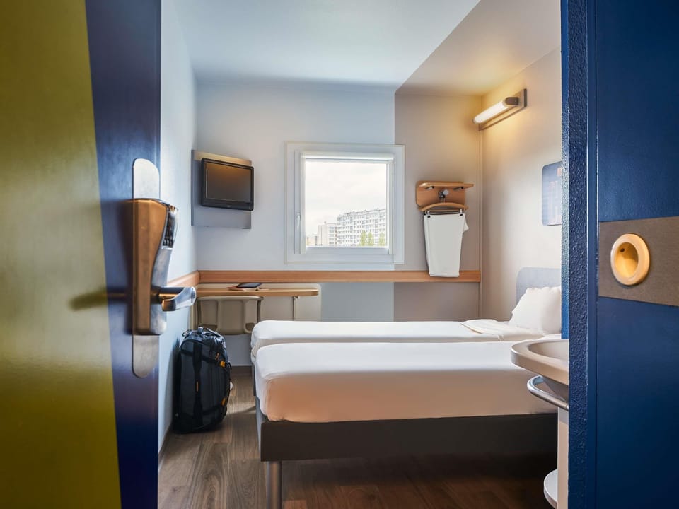 Twin Room, 2 Twin Beds | Desk, soundproofing, free WiFi, bed sheets