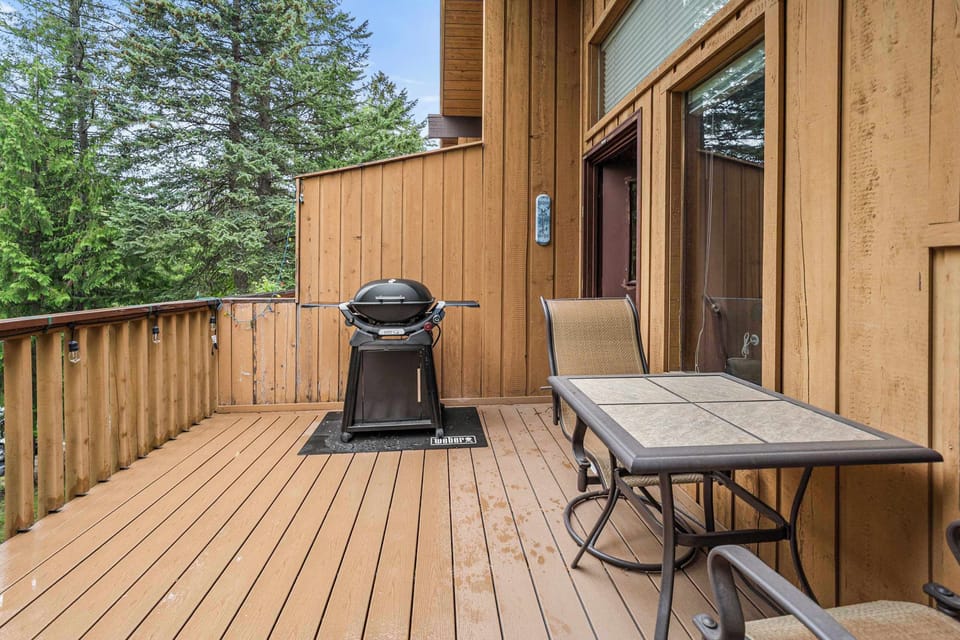 Outdoor meals made memorable, deck dining at its best