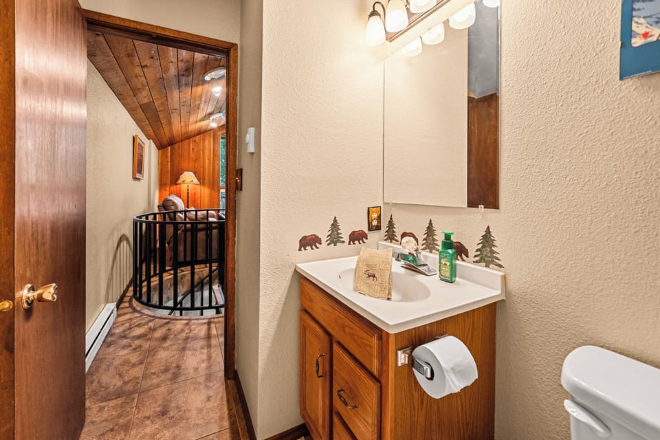 Shared bathroom with shower/tub combo 
