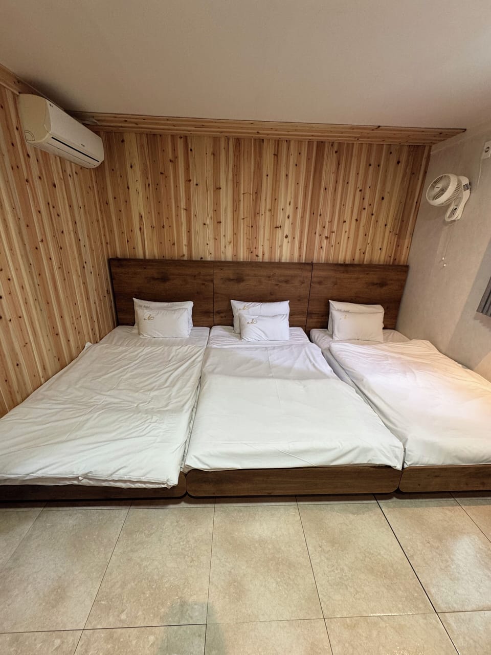 Triple Room | Desk, WiFi (free)