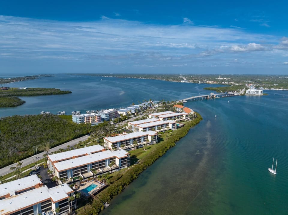 Sandpiper Key 2BR Bay Views & Heated Pools (8849)