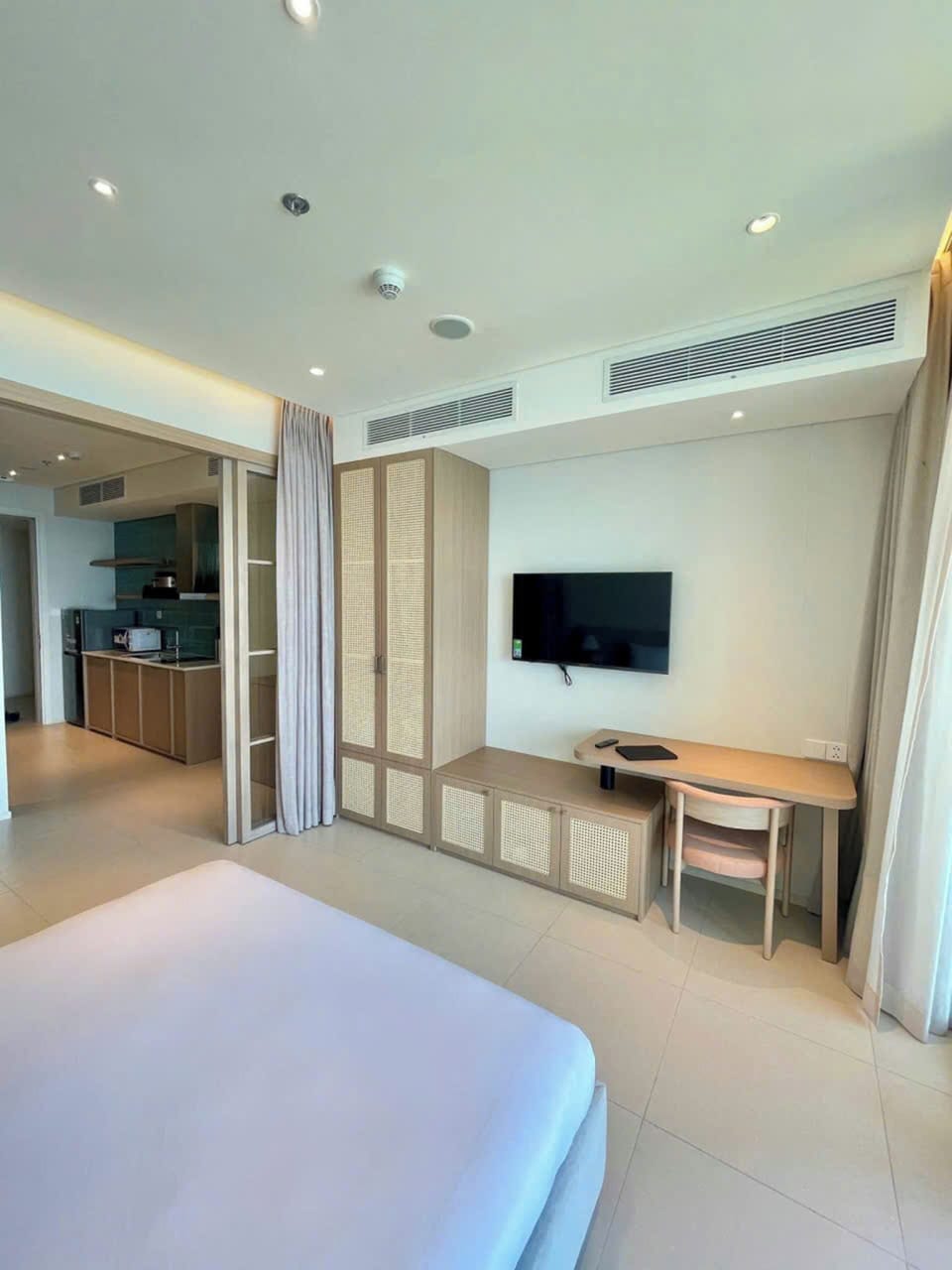 Luxury Apartment, Beach View | Desk, soundproofing, iron/ironing board, WiFi (free)