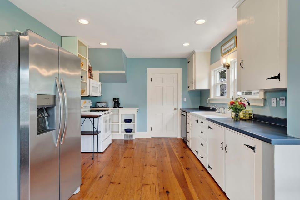 Fully equipped kitchen: Full refrigerator, stove, microwave and dishwasher