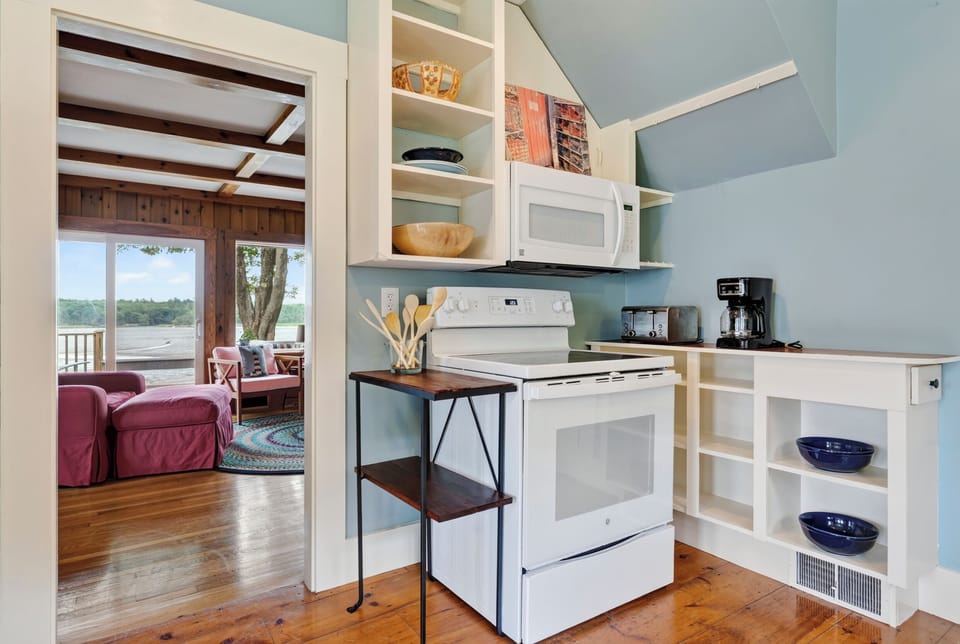 East flow from kitchen to living room 