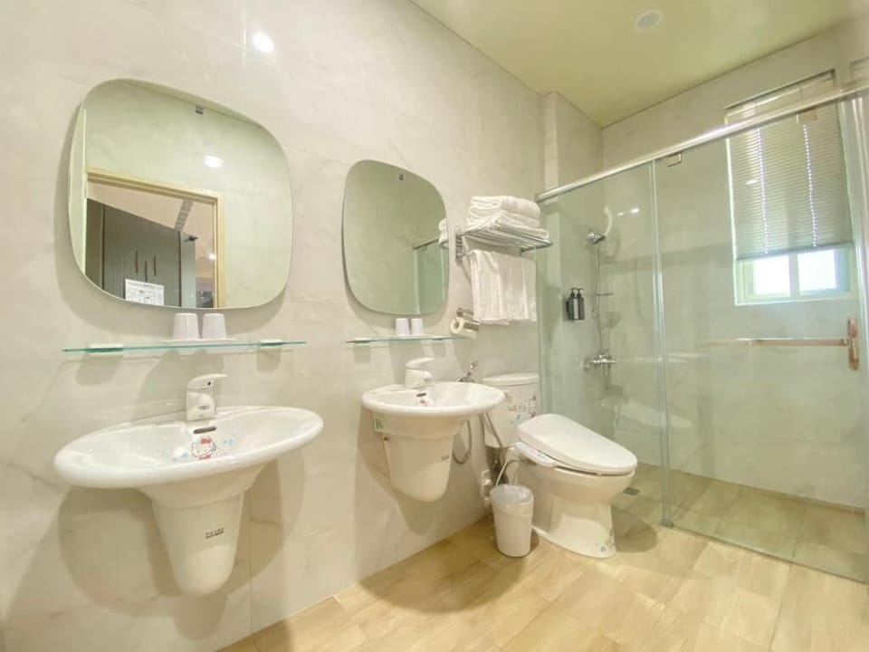 Superior Room, City View | Bathroom | Free toiletries, hair dryer, slippers, towels