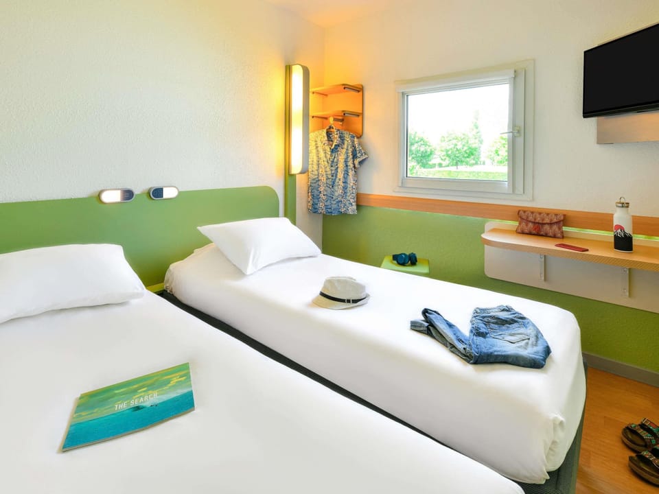Room, 2 Twin Beds | 1 bedroom, desk, soundproofing, free WiFi