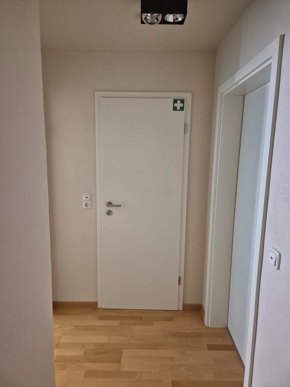 In unserem Abstellraum neben dem Eingangsbereich kannst du bequem deine Koffer v