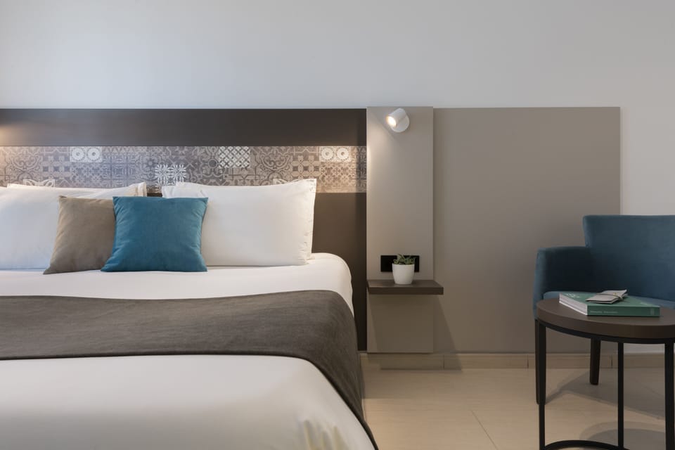 Standard Double or Twin Room | In-room safe, desk, soundproofing, iron/ironing board