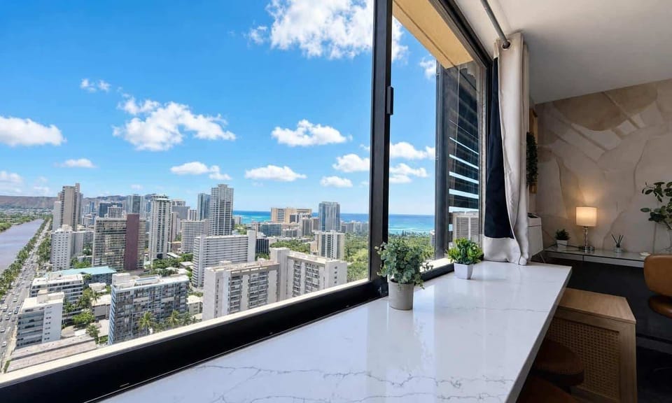 Dining bar with ocean, canal, diamond head, golf course and sunrise view