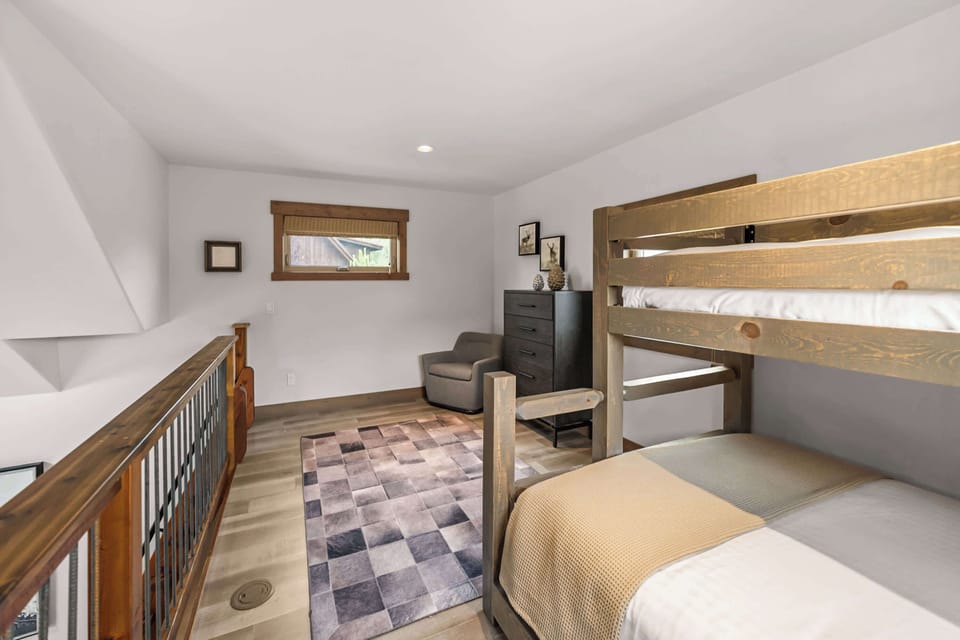 Loft with twin/queen bunk bed 