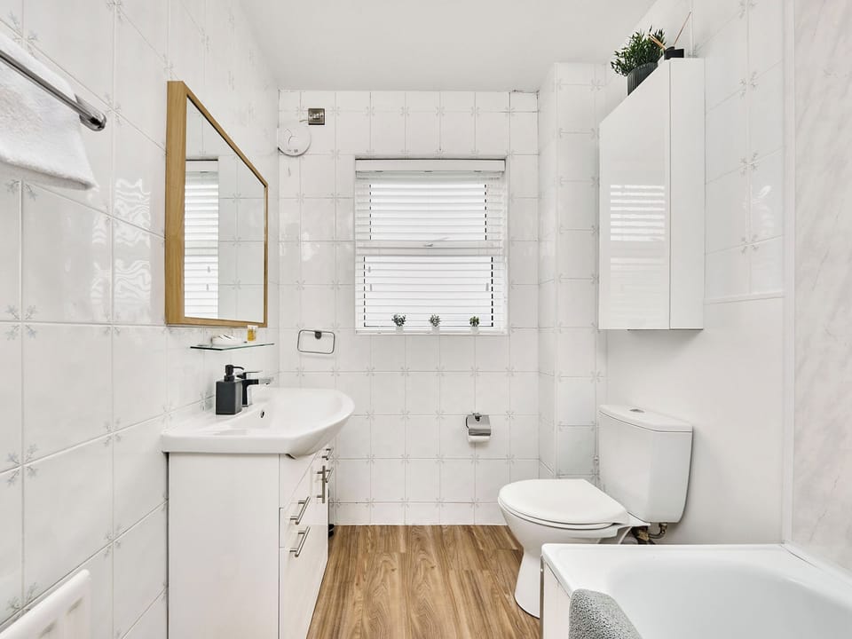Bathroom | No.6 Dunluce Park Apartments - Portrush By The Sea, Portrush