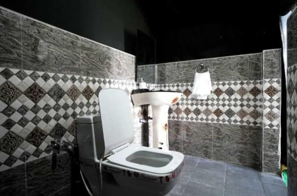 Deluxe Room | Bathroom | Shower, free toiletries, soap