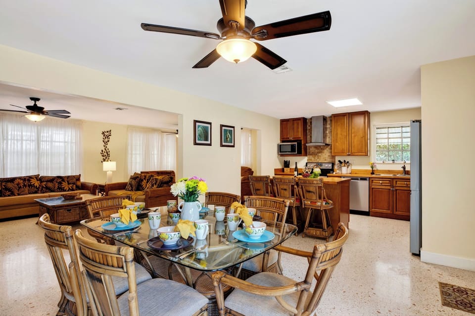 Start the day around the cheerful dining table, with direct access to the pool just outside.