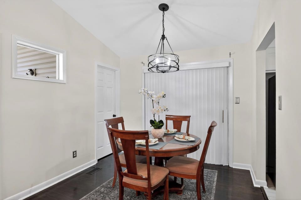 Dining Area | Dishes & Flatware Provided
