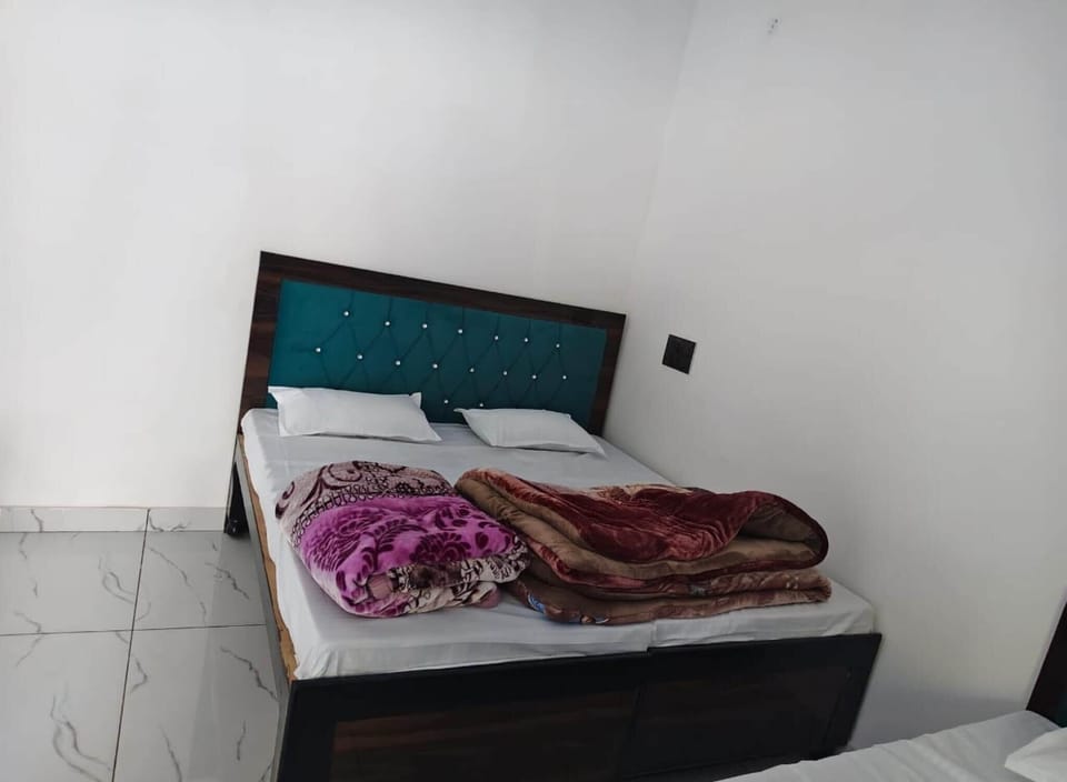Double Room | Rollaway beds (surcharge), bed sheets