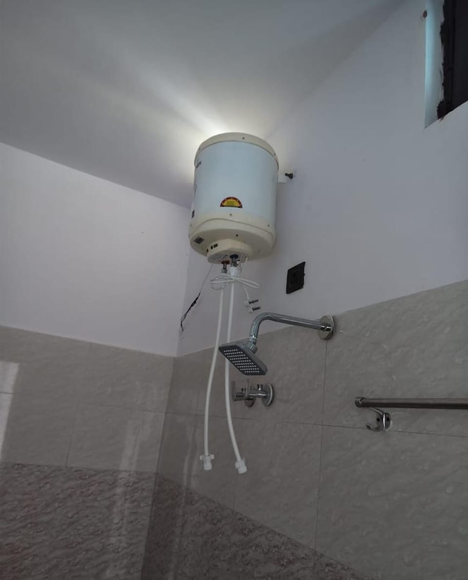 Triple Room | Bathroom | Shower, free toiletries, soap