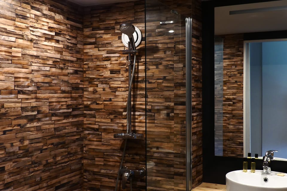 Superior Double Room | Bathroom shower