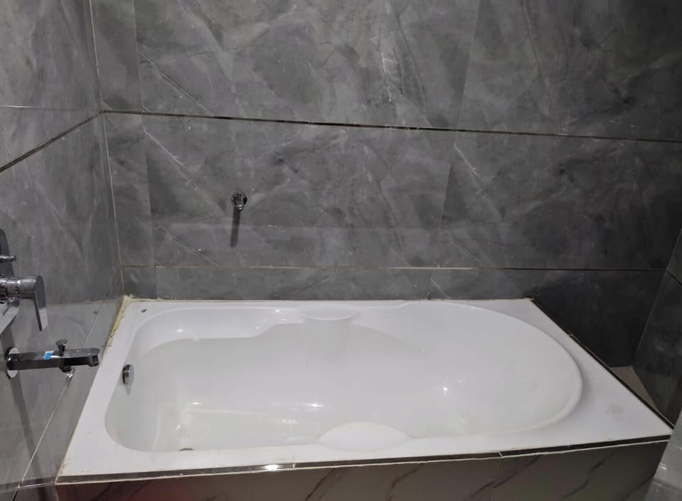 Deluxe Room, City View | Bathroom | Free toiletries, slippers, towels, soap