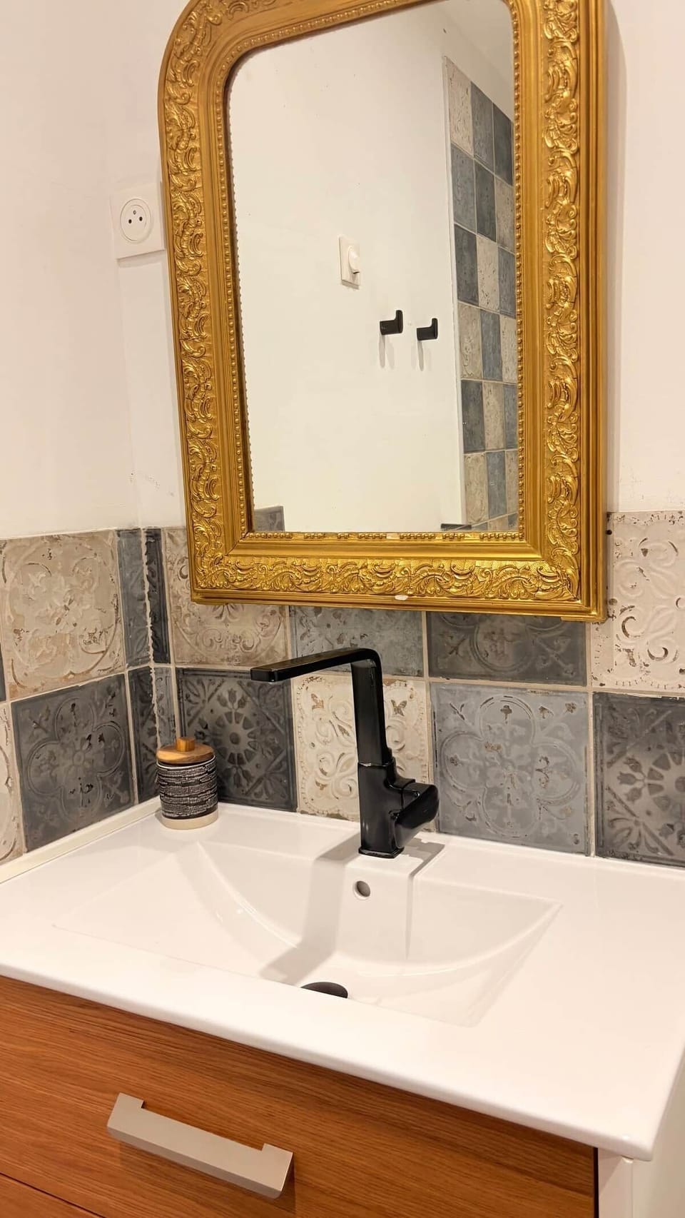 Salle de bain moderne et lumineuse, équipée d’une baignoire, avec serviettes et tapis de bain fournis. Vous y trouverez également un sèche-cheveux, du savon pour les mains et un gel douche-shampoing 2-en-1 mis à votre disposition.