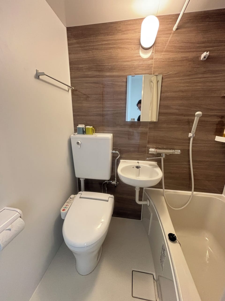 Double Room | Bathroom | Combined shower/tub, shampoo, toilet paper