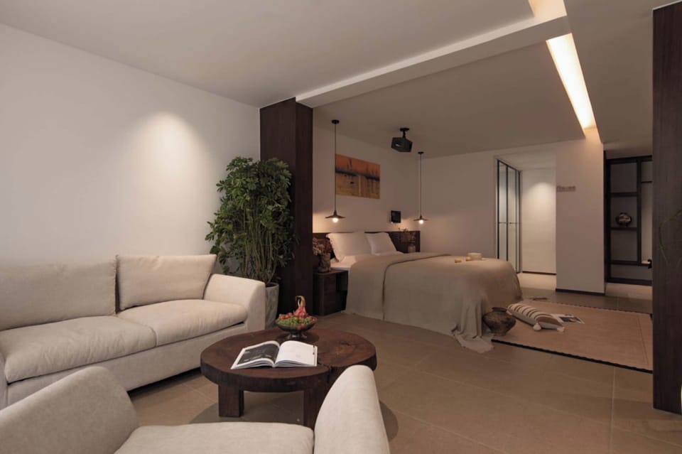 Superior Twin Room, Courtyard View | Living area