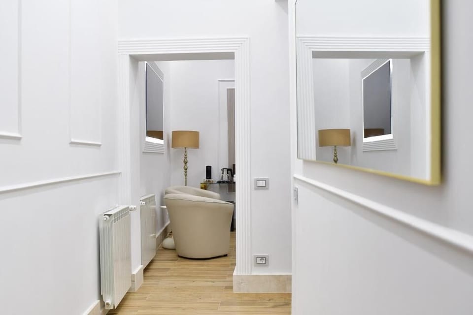 Comfort Suite, 1 King Bed, Non Smoking, City View | Bathroom | Slippers