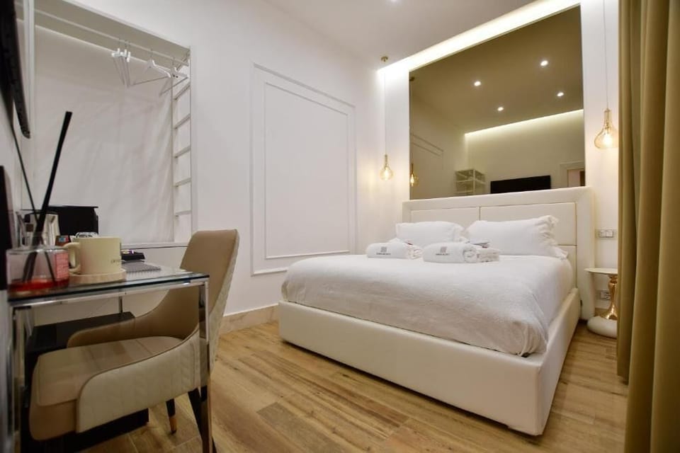 Deluxe Suite, 1 King Bed, Non Smoking, City View | In-room safe, blackout drapes, soundproofing