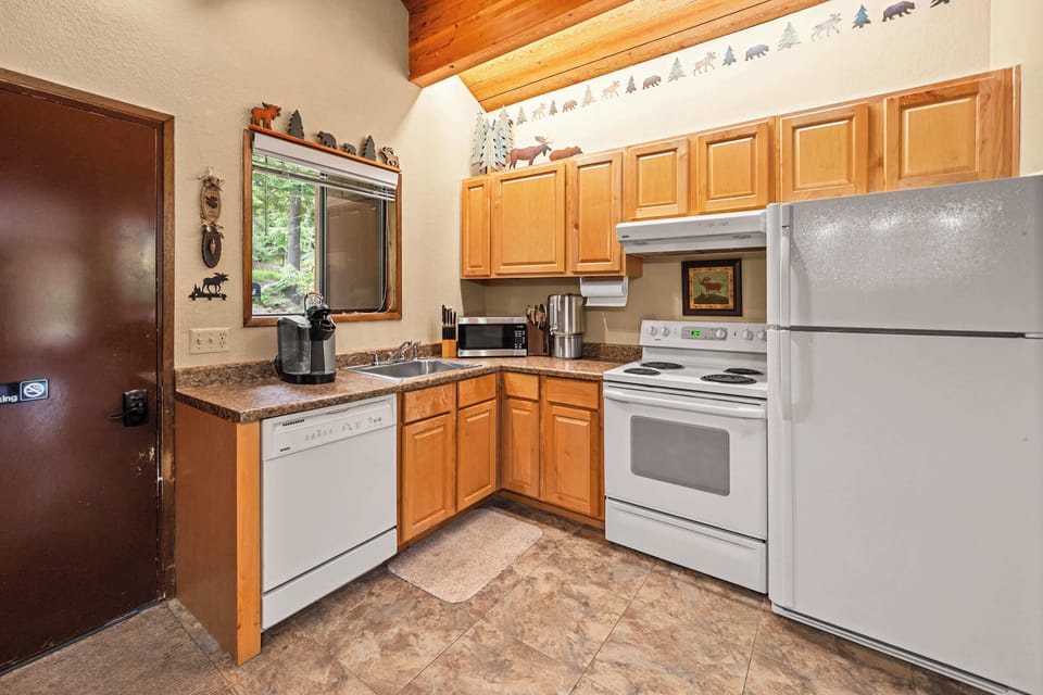 Townhome, Multiple Beds, Mountain View (Limber Pine Townhome) | Private kitchen | Coffee/tea maker