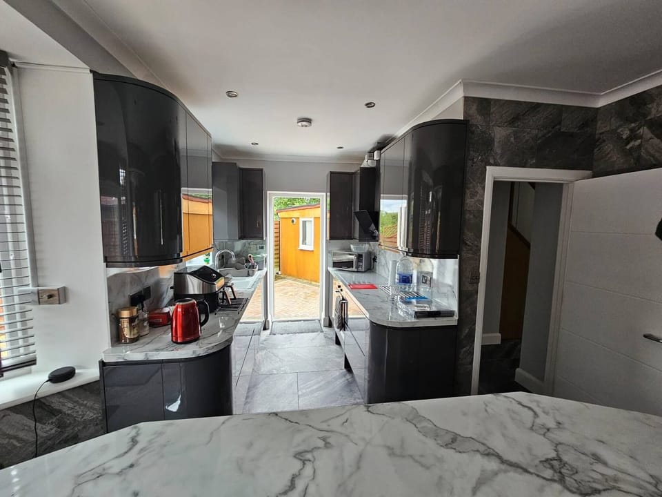 House, 5 Bedrooms, Lake View | Private kitchen