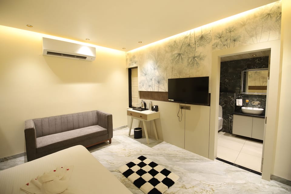 Executive Room, Balcony, City View | Desk, laptop workspace, WiFi (free)