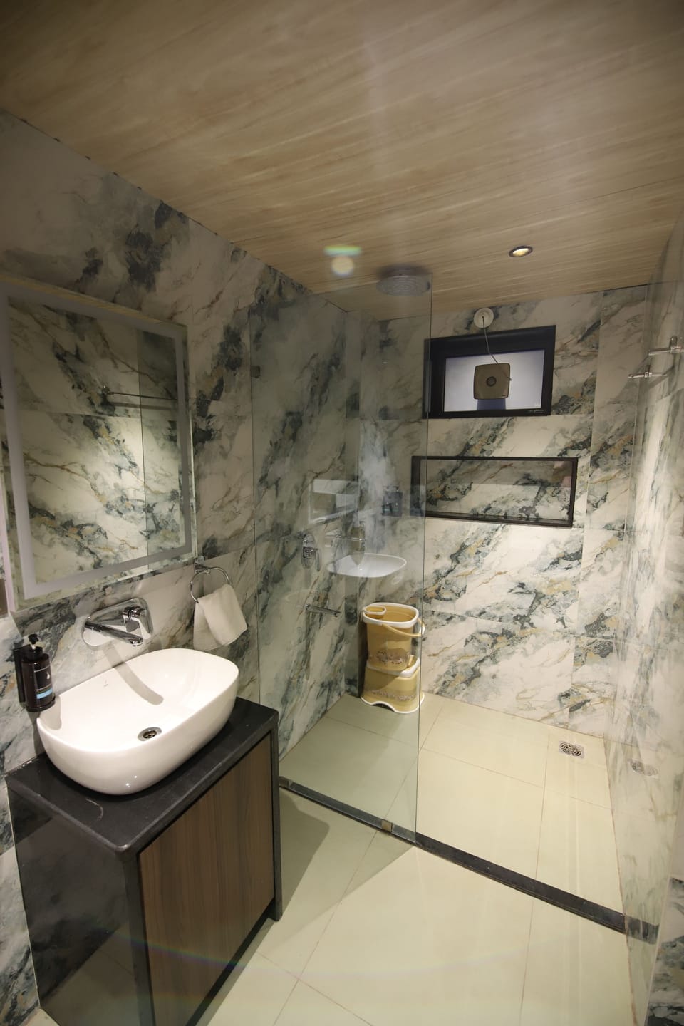 Superior Double Room, Balcony, City View | Bathroom | Shower, towels, soap, shampoo