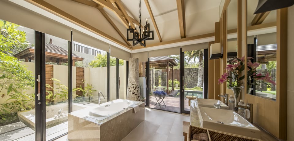 Caesar bali villa | Bathroom | Combined shower/tub, free toiletries, hair dryer, bathrobes