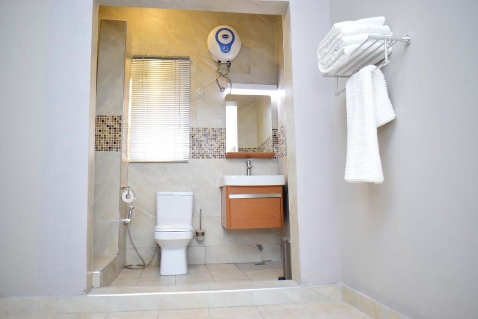 Double Room, Balcony, Garden View | Bathroom | Shower, towels